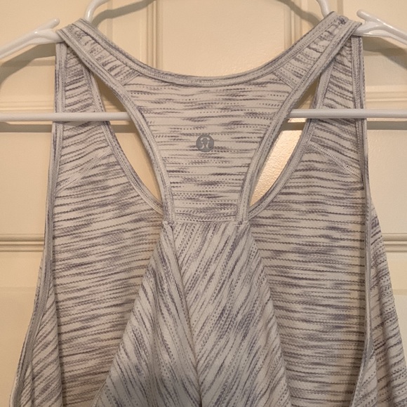 Lululemon tank top size 4. Loose fit and not cropped - Picture 3 of 3